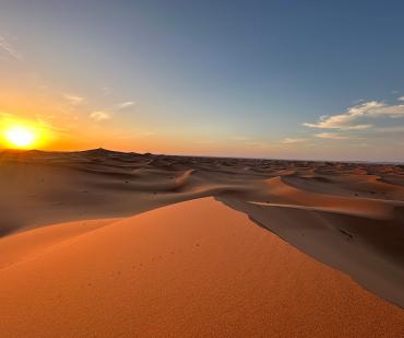 Coucher de soleil magique sur les dunes d’Erg Chegaga dans le désert du Sahara, moment fort d’un circuit 7 jours depuis Marrakech