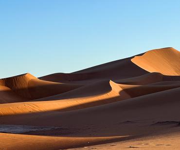 Dunes dorées de l’Erg Chegaga au lever du soleil lors d’un circuit désert au départ de Ouarzazate