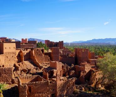 Ancienne kasbah en pisé entourée de palmiers dans le sud marocain près de Ouarzazate