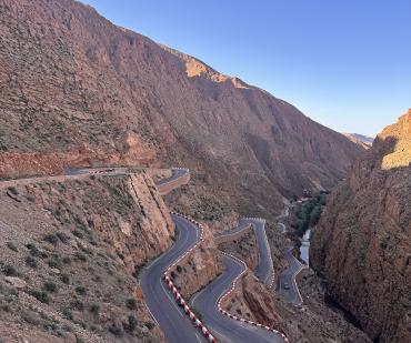 Route sinueuse dans les gorges du Dadès au cœur des montagnes du sud marocain – circuit 4x4 depuis Ouarzazate