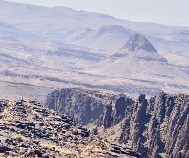 Paysages spectaculaires du Djebel Saghro entre montagnes arides et plateaux désertiques – circuit sud marocain
