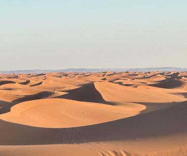 Vue panoramique des dunes dorées du Sahara lors d’une randonnée de 5 jours depuis Ouarzazate