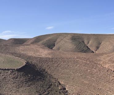 Vue spectaculaire des montagnes arides du sud marocain traversées lors d’un voyage en 4x4 depuis Marrakech vers le désert