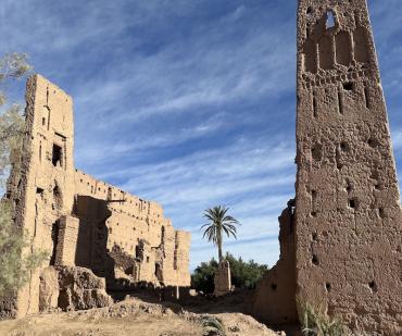 Ruines d’un ancien ksar berbère en pisé dans le désert marocain, découverte culturelle au cœur du Sahara depuis Marrakech