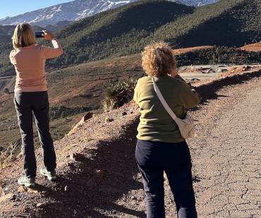 Touristes admirant les montagnes de l’Atlas pendant une excursion depuis Marrakech