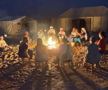 Soirée du Nouvel An autour du feu avec musique nomade traditionnelle au Sahara.